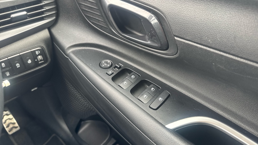 Hyundai BAYON 1.0 TGDi [120] 48V MHEV Premium 5dr DCT Petrol Hatchback - Image 35