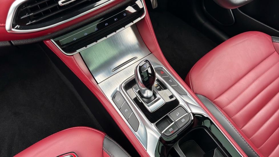 MG HS 1.5 T-GDI Exclusive 5dr DCT Petrol Hatchback - Image 13