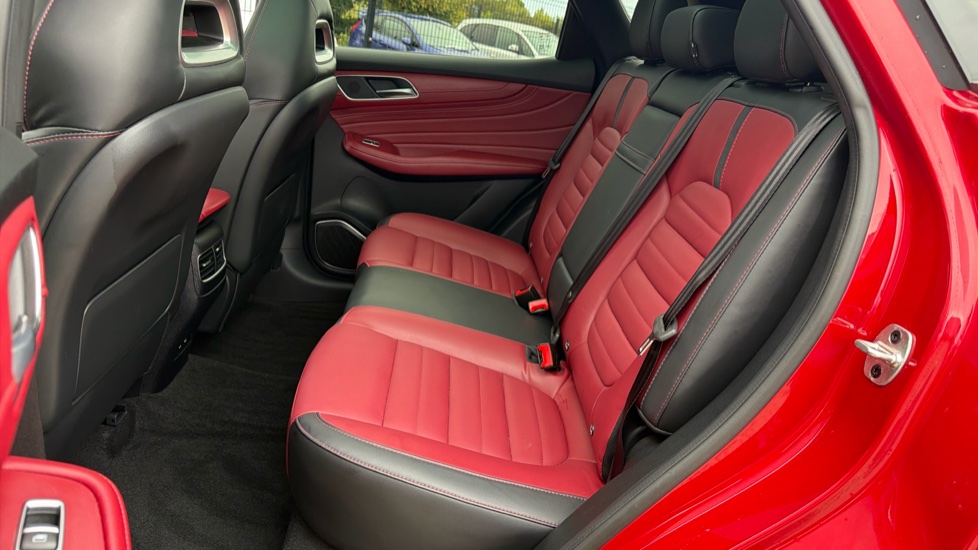 MG HS 1.5 T-GDI Exclusive 5dr DCT Petrol Hatchback - Image 16