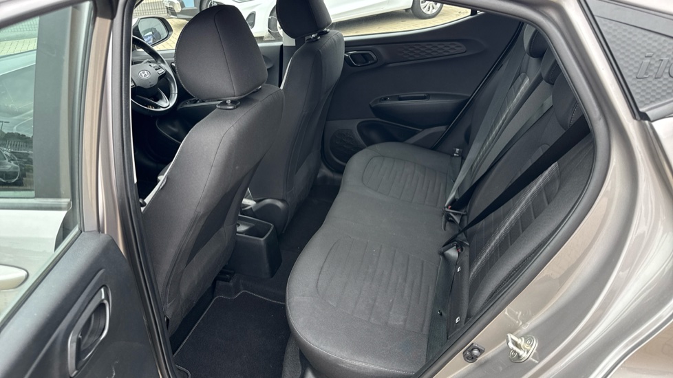 Hyundai i10 1.0 MPi SE Connect 5dr Auto Petrol Hatchback - Image 16