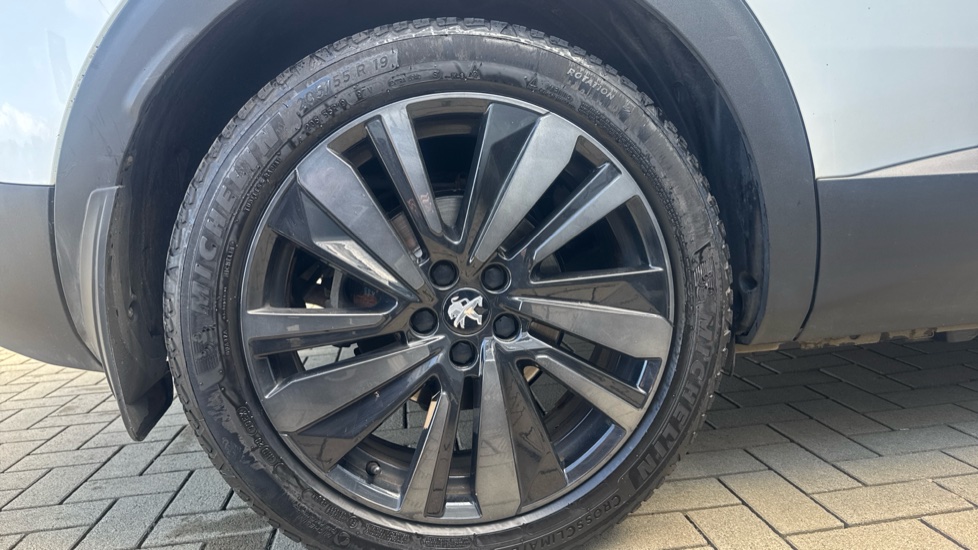 Peugeot 3008 1.6 Hybrid4 300 GT 5dr e-EAT8 Estate - Image 7