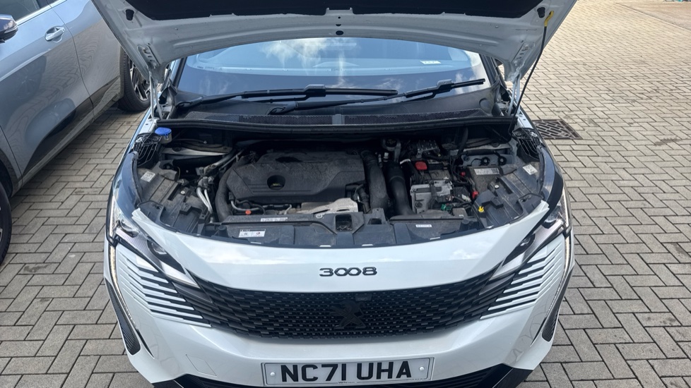 Peugeot 3008 1.6 Hybrid4 300 GT 5dr e-EAT8 Estate - Image 8