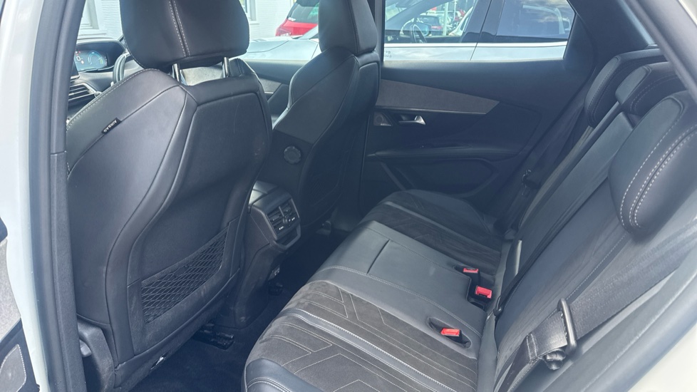Peugeot 3008 1.6 Hybrid4 300 GT 5dr e-EAT8 Estate - Image 16