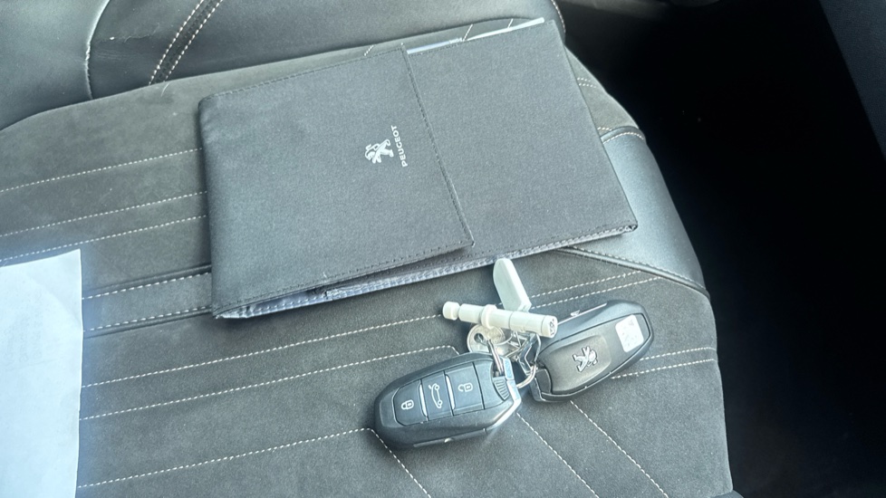Peugeot 3008 1.6 Hybrid4 300 GT 5dr e-EAT8 Estate - Image 19