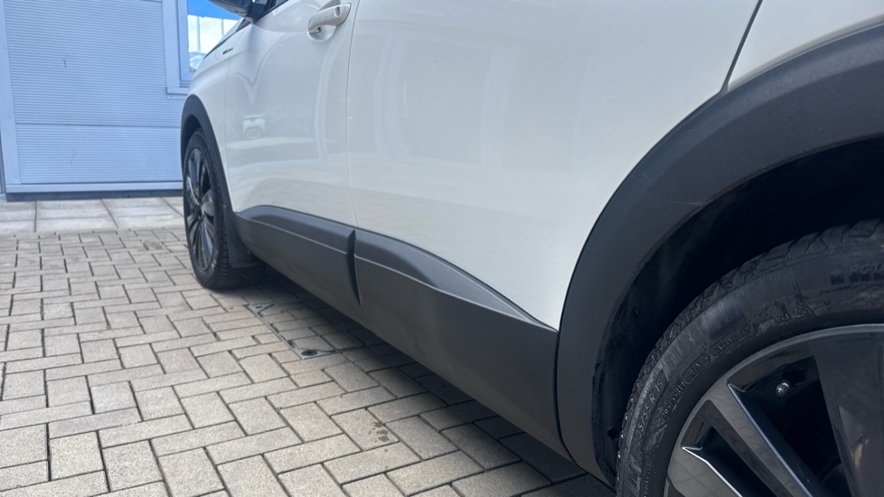 Peugeot 3008 1.6 Hybrid4 300 GT 5dr e-EAT8 Estate - Image 24