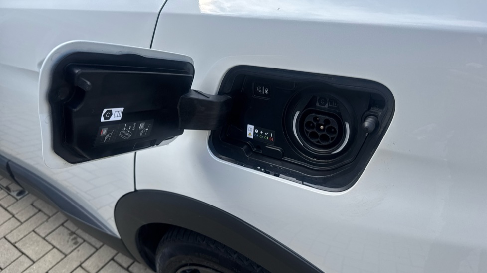 Peugeot 3008 1.6 Hybrid4 300 GT 5dr e-EAT8 Estate - Image 25