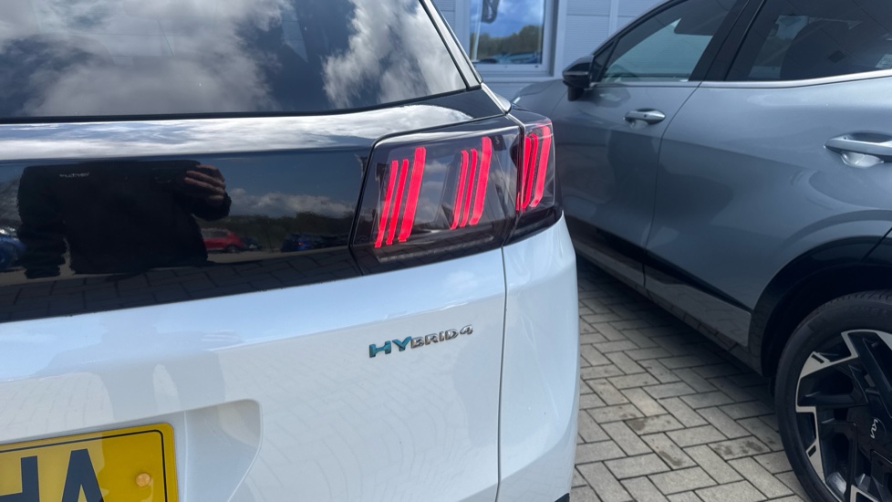 Peugeot 3008 1.6 Hybrid4 300 GT 5dr e-EAT8 Estate - Image 26