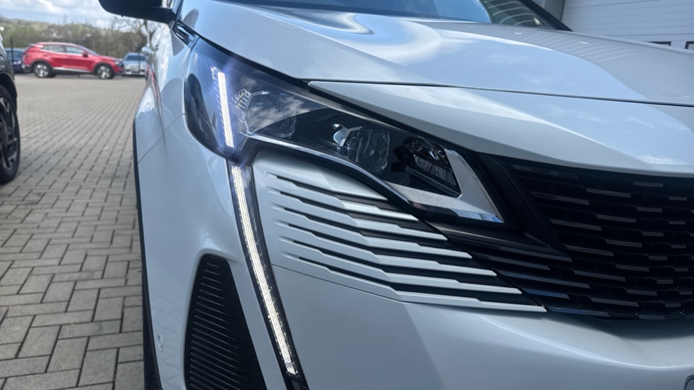 Peugeot 3008 1.6 Hybrid4 300 GT 5dr e-EAT8 Estate - Image 29