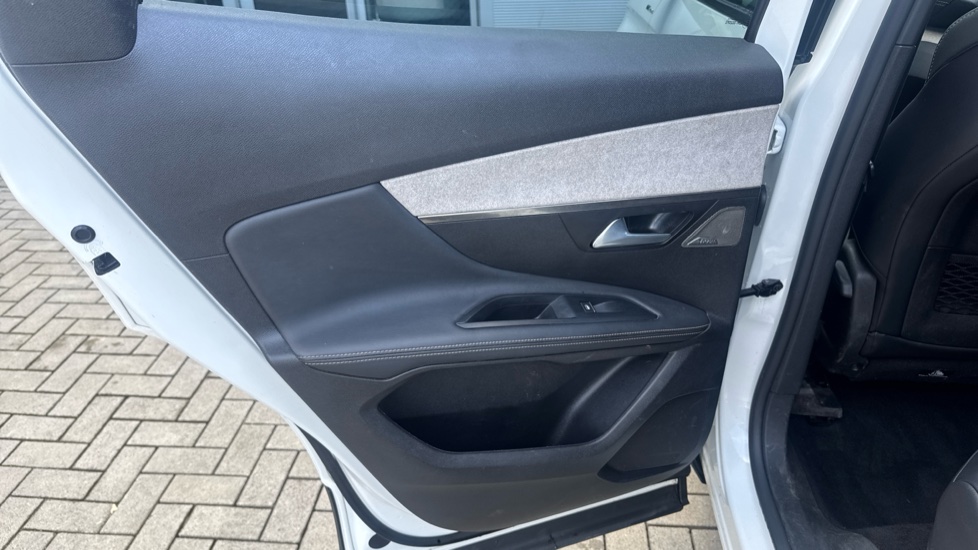 Peugeot 3008 1.6 Hybrid4 300 GT 5dr e-EAT8 Estate - Image 31