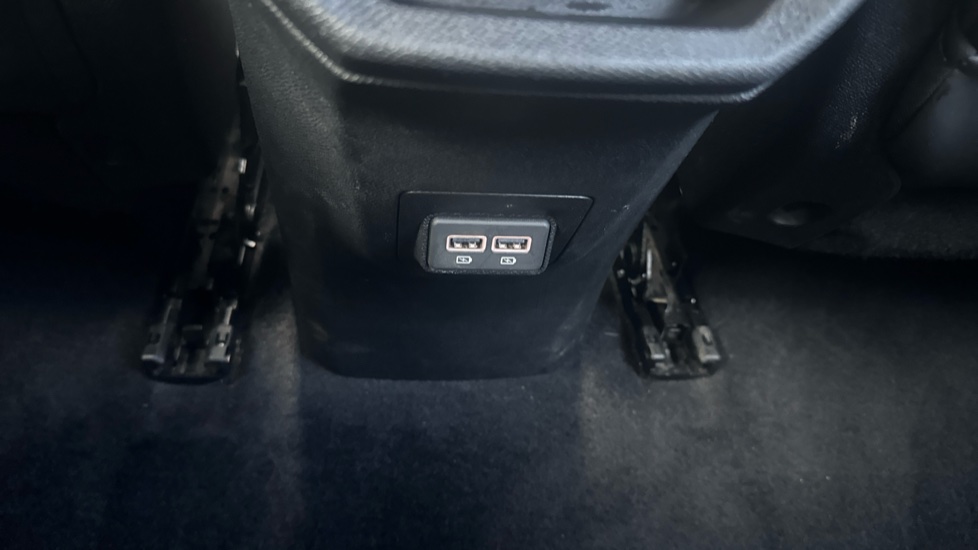 Peugeot 3008 1.6 Hybrid4 300 GT 5dr e-EAT8 Estate - Image 32