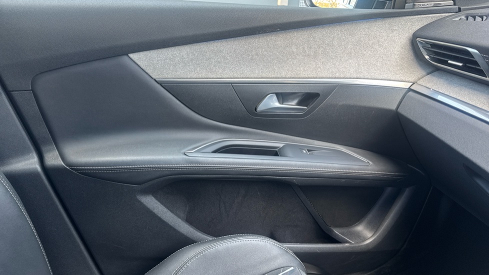 Peugeot 3008 1.6 Hybrid4 300 GT 5dr e-EAT8 Estate - Image 34