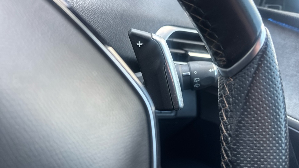 Peugeot 3008 1.6 Hybrid4 300 GT 5dr e-EAT8 Estate - Image 37