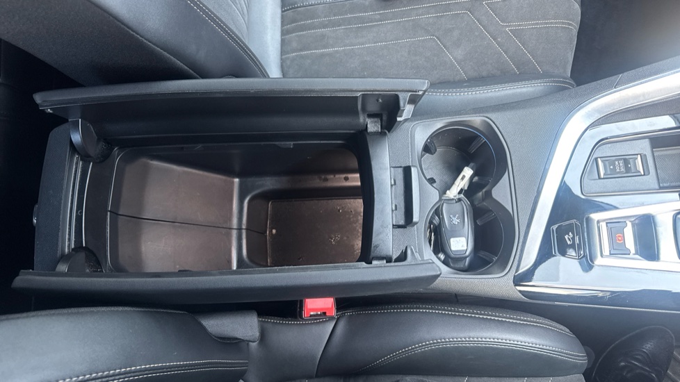 Peugeot 3008 1.6 Hybrid4 300 GT 5dr e-EAT8 Estate - Image 46