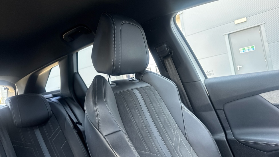Peugeot 3008 1.6 Hybrid4 300 GT 5dr e-EAT8 Estate - Image 47