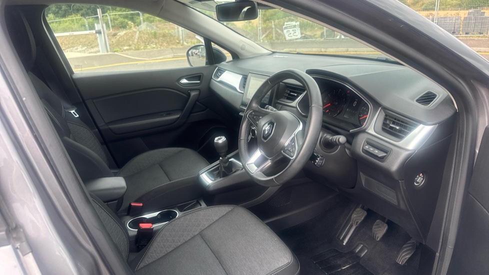 Renault Captur 1.3 TCE 140 Iconic 5dr Petrol Hatchback - Image 11