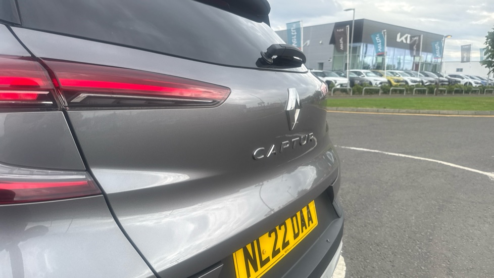 Renault Captur 1.3 TCE 140 Iconic 5dr Petrol Hatchback - Image 21