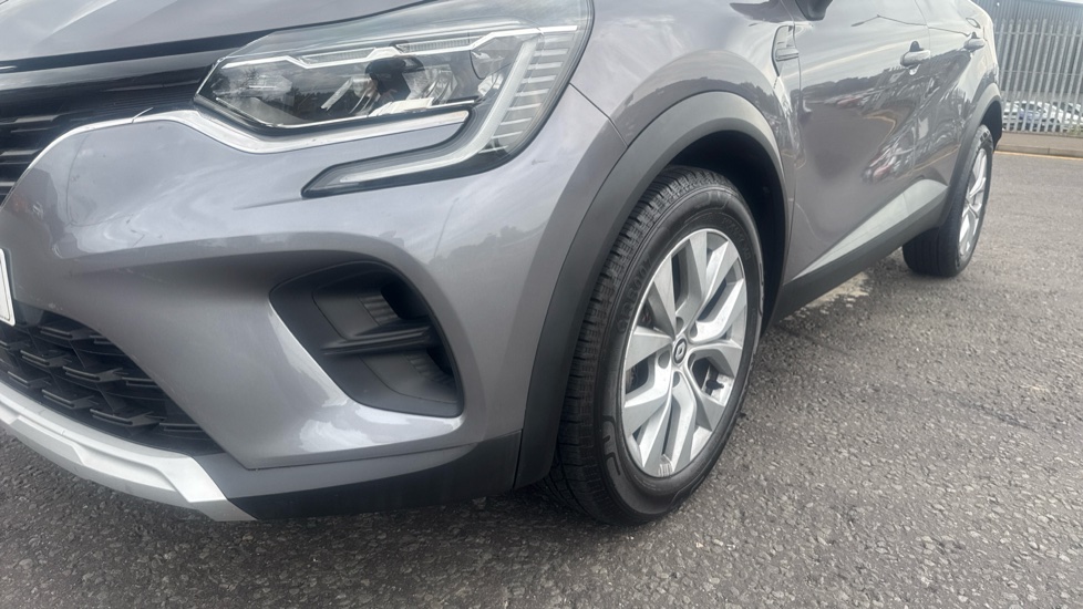 Renault Captur 1.3 TCE 140 Iconic 5dr Petrol Hatchback - Image 24