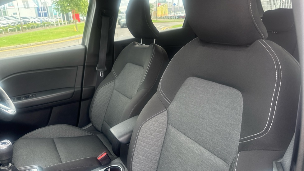 Renault Captur 1.3 TCE 140 Iconic 5dr Petrol Hatchback - Image 32