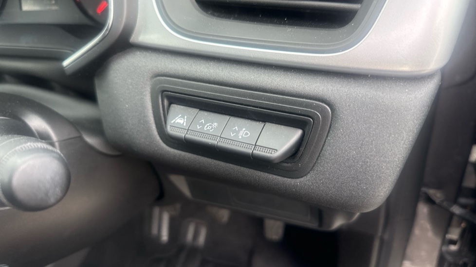 Renault Captur 1.3 TCE 140 Iconic 5dr Petrol Hatchback - Image 34