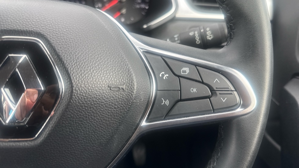 Renault Captur 1.3 TCE 140 Iconic 5dr Petrol Hatchback - Image 39