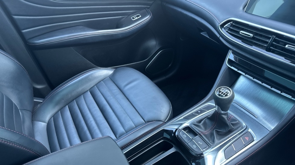 MG HS 1.5 T-GDI Exclusive 5dr Petrol Hatchback - Image 14