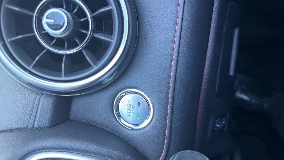 MG HS 1.5 T-GDI Exclusive 5dr Petrol Hatchback - Image 25