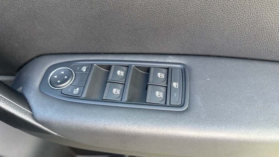Renault Captur 1.0 TCE 90 Evolution 5dr Petrol Hatchback - Image 32