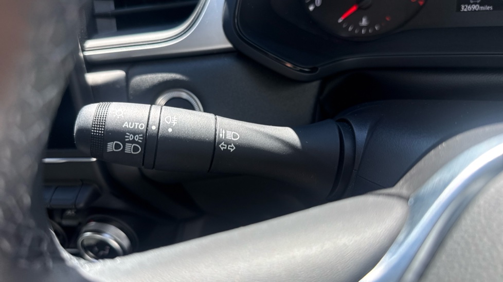 Renault Captur 1.0 TCE 90 Evolution 5dr Petrol Hatchback - Image 36