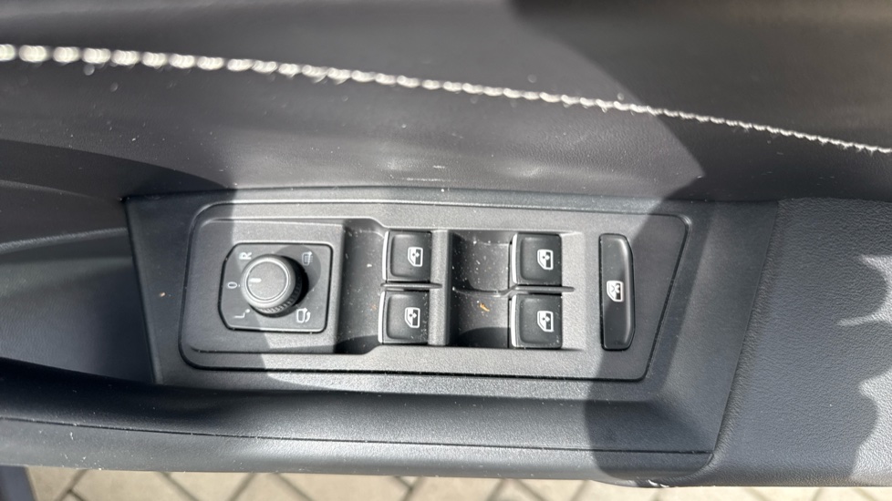 Volkswagen T-Roc 1.5 TSI Style 5dr Petrol Hatchback - Image 21