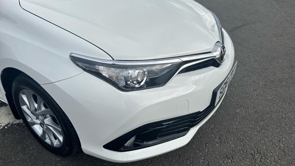 Toyota Auris 1.2T Icon 5dr Petrol Estate - Image 31