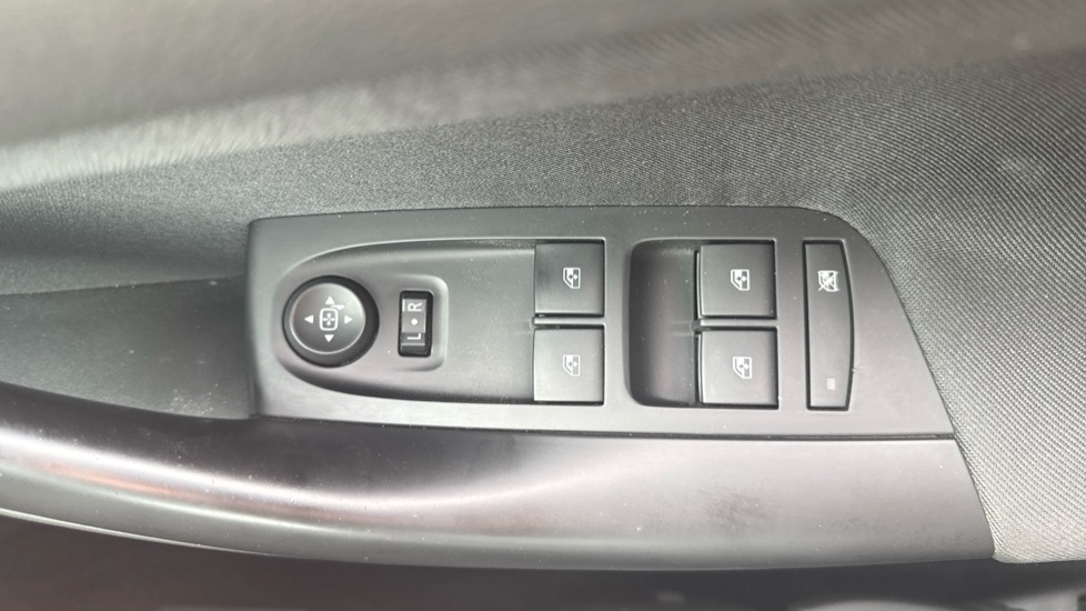 Vauxhall Astra 1.5 Turbo D 105 Business Edition Nav 5dr Diesel Hatchback - Image 30