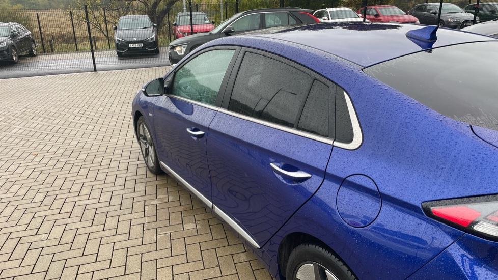 Hyundai IONIQ 1.6 GDi Hybrid Premium SE 5dr DCT Hybrid Hatchback - Image 49