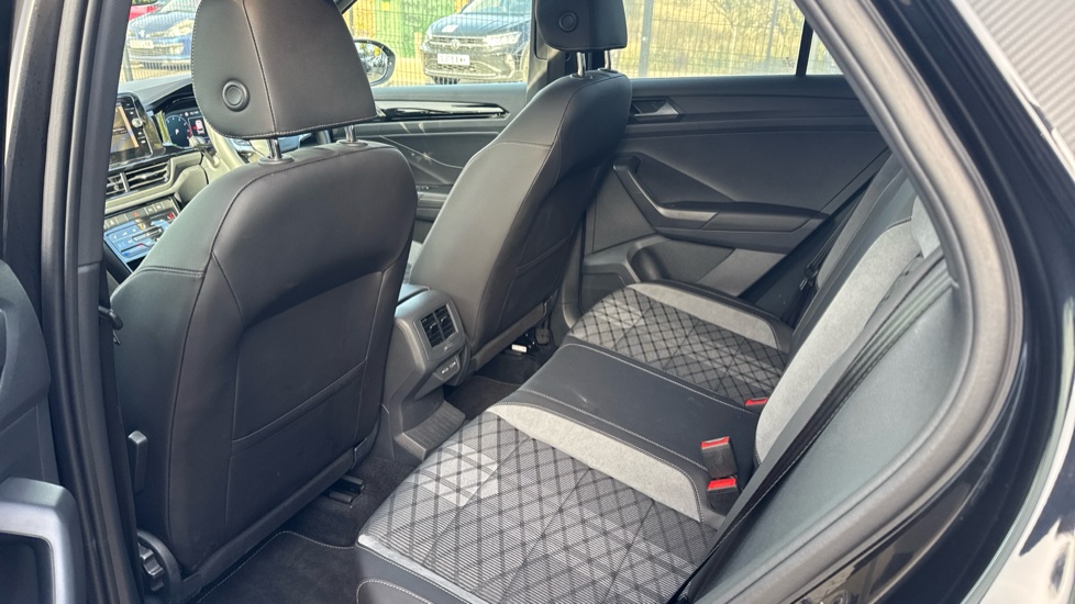 Volkswagen T-Roc 1.5 TSI Black Edition 5dr DSG Petrol Hatchback - Image 16