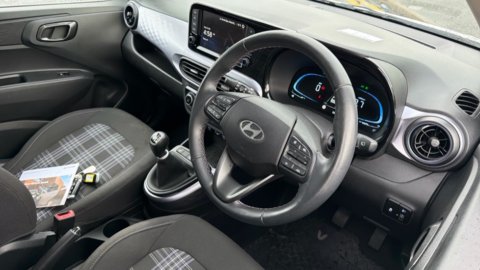 Hyundai i10 1.0 MPi Premium 5dr Petrol Hatchback - Image 11