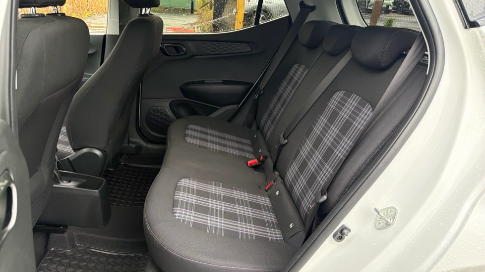 Hyundai i10 1.0 MPi Premium 5dr Petrol Hatchback - Image 16