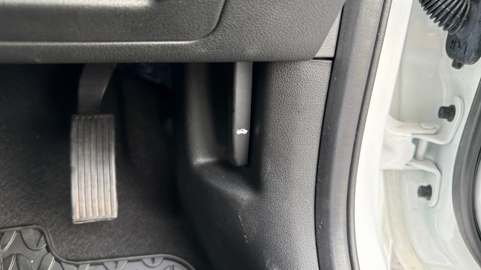 Hyundai i10 1.0 MPi Premium 5dr Petrol Hatchback - Image 47