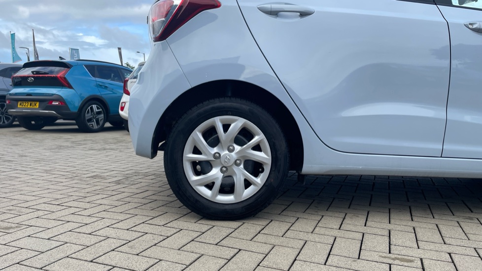 Hyundai i10 1.0 SE 5dr Petrol Hatchback - Image 7