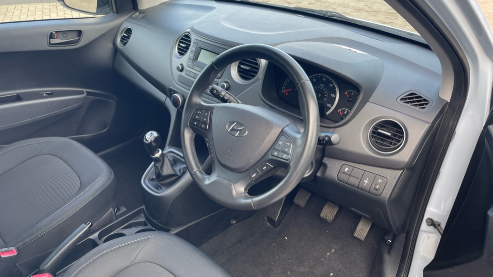 Hyundai i10 1.0 SE 5dr Petrol Hatchback - Image 11