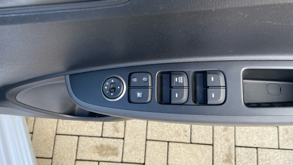 Hyundai i10 1.0 SE 5dr Petrol Hatchback - Image 21