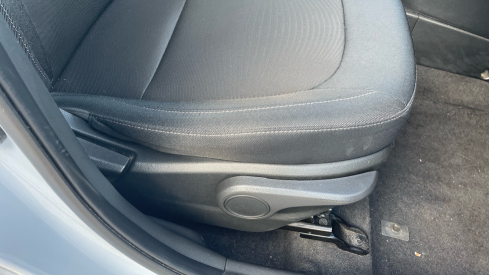 Hyundai i10 1.0 SE 5dr Petrol Hatchback - Image 22