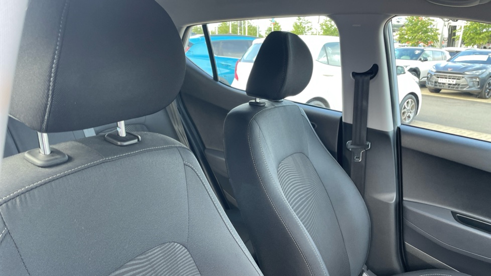 Hyundai i10 1.0 SE 5dr Petrol Hatchback - Image 23