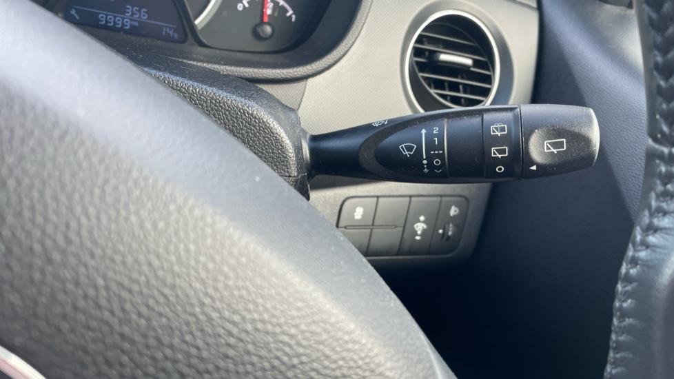 Hyundai i10 1.0 SE 5dr Petrol Hatchback - Image 29