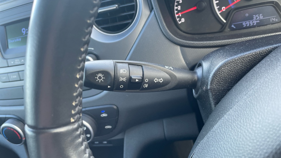 Hyundai i10 1.0 SE 5dr Petrol Hatchback - Image 30