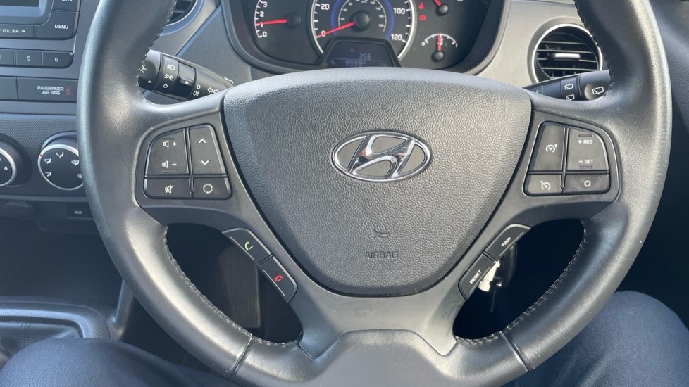 Hyundai i10 1.0 SE 5dr Petrol Hatchback - Image 32