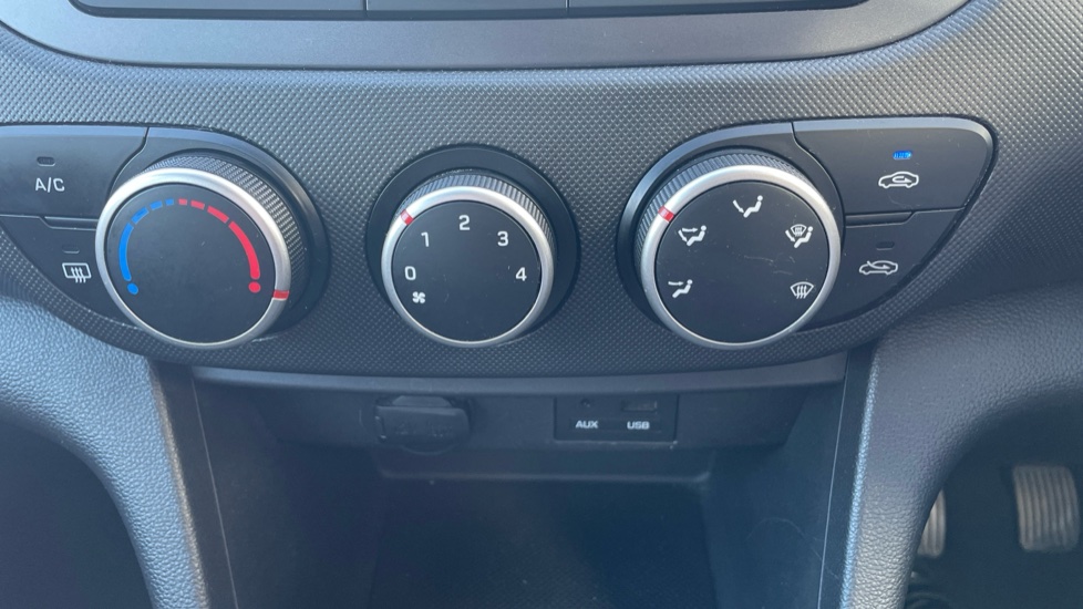 Hyundai i10 1.0 SE 5dr Petrol Hatchback - Image 35