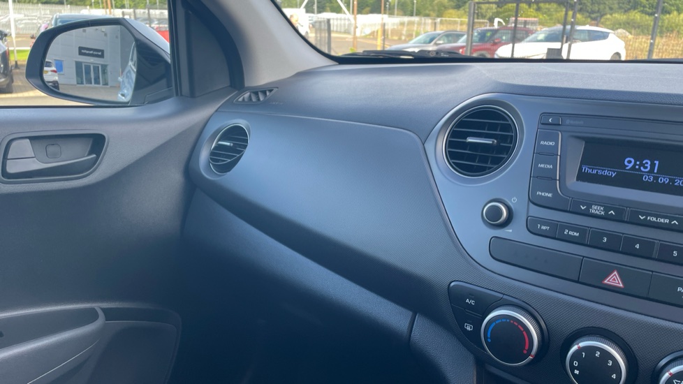 Hyundai i10 1.0 SE 5dr Petrol Hatchback - Image 41
