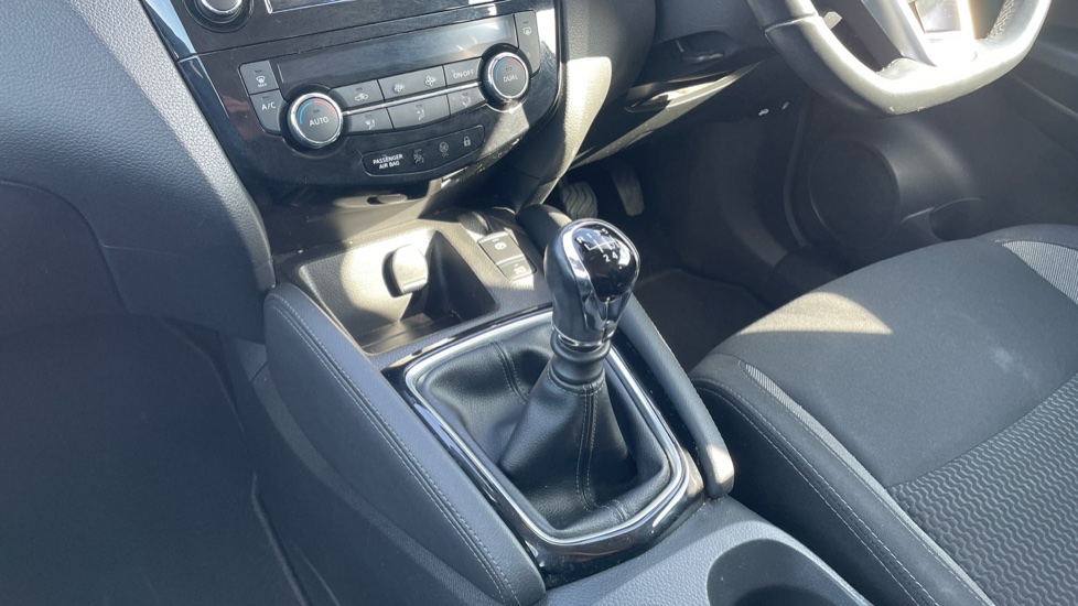 Nissan Qashqai 1.3 DiG-T Acenta Premium 5dr Petrol Hatchback - Image 13
