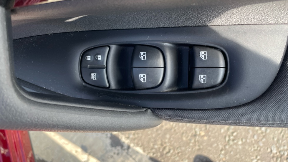 Nissan Qashqai 1.3 DiG-T Acenta Premium 5dr Petrol Hatchback - Image 21