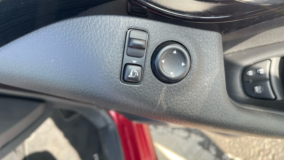 Nissan Qashqai 1.3 DiG-T Acenta Premium 5dr Petrol Hatchback - Image 22