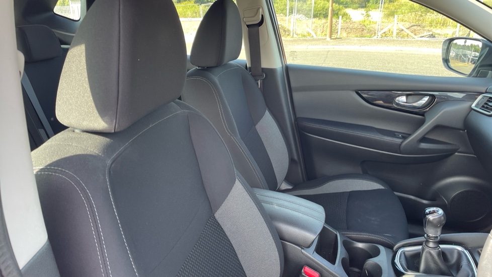 Nissan Qashqai 1.3 DiG-T Acenta Premium 5dr Petrol Hatchback - Image 24